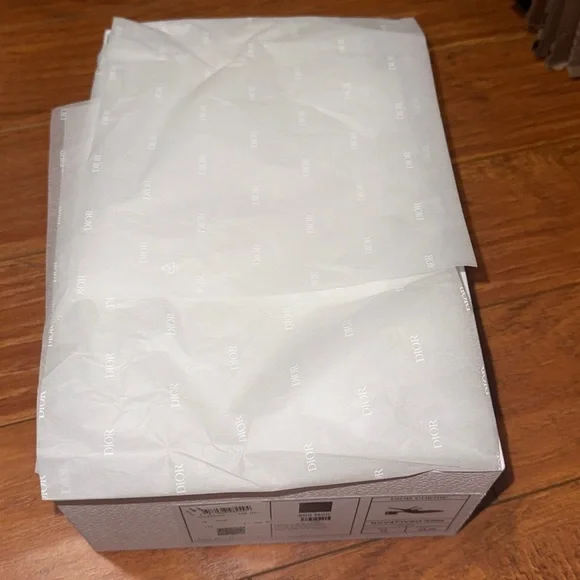 Dior Elegant White Gift Box - Picture 3 of 5